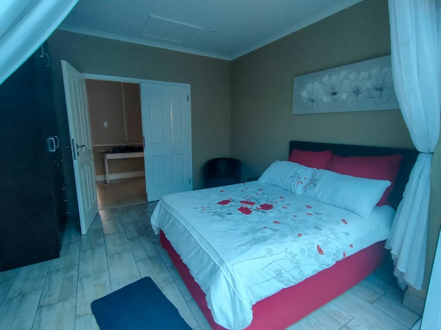 8 Bedroom Property for Sale in Wavecrest Eastern Cape